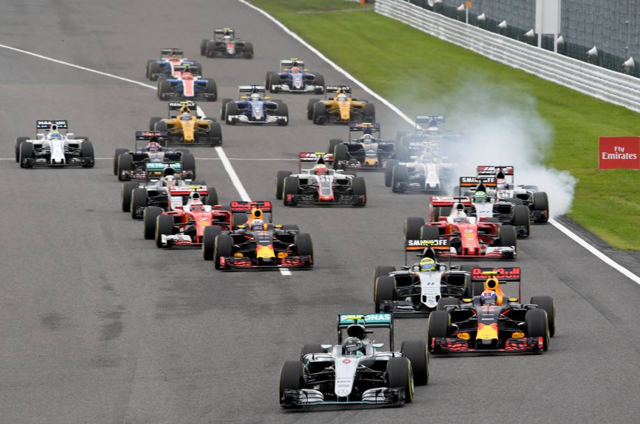 Scatta bene Rosberg, Hamilton resta intruppato. Reuters